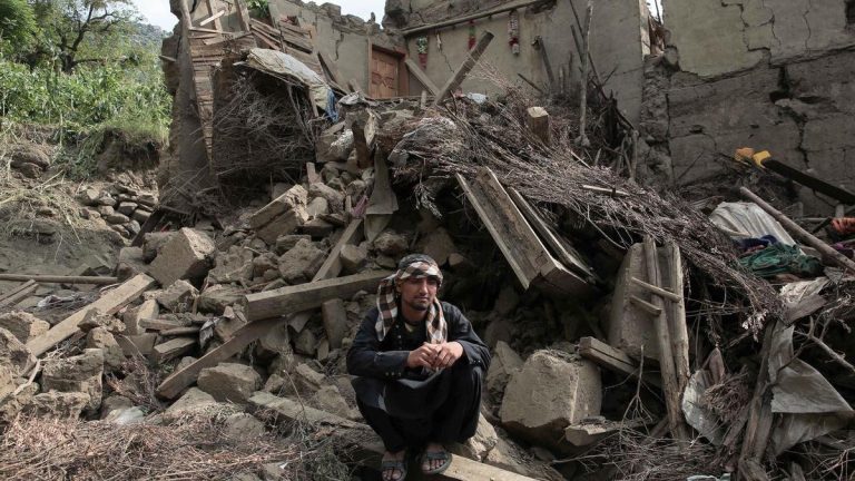 El sismo de Afganistán dejó más de 2 mil 200 muertos, según un nuevo balance oficial