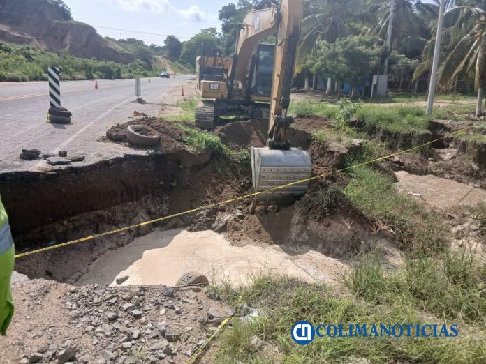 Socavón en la carretera Manzanillo (2)