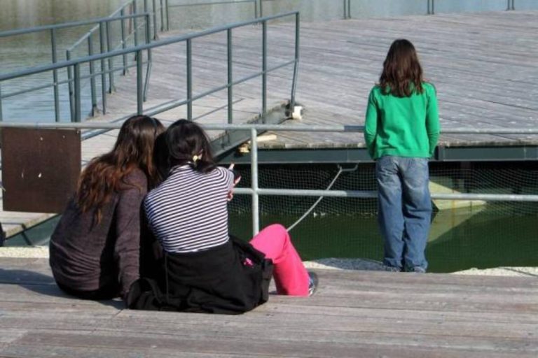 La soledad en la adolescencia “dispara” conductas de recompensa fácil y rápida
