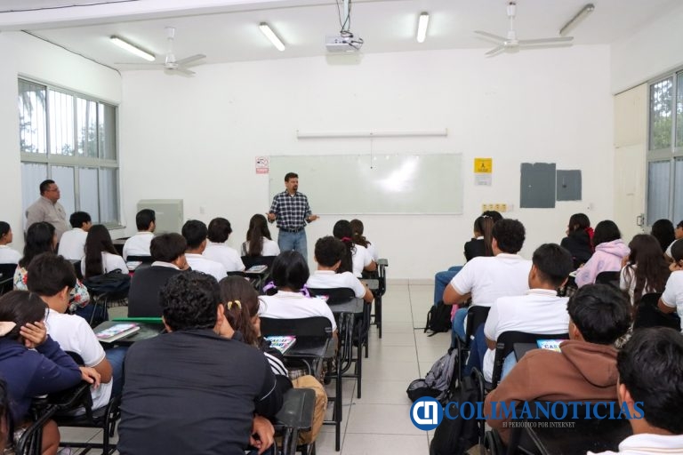 Taller con Rogelio Guedea inspira reflexión juvenil en el Bachillerato 7 de Armería