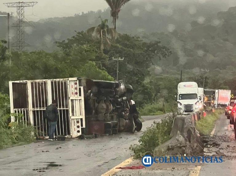 Tractocamión vuelca en el libramiento El Naranjo de Manzanillo