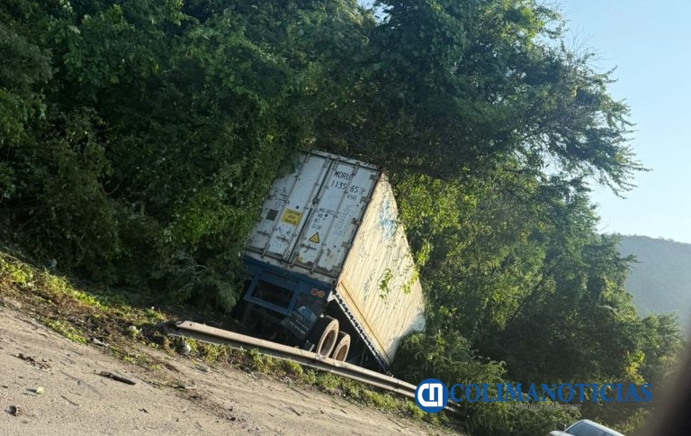 Tráiler termina fuera de la cinta asfáltica en la carretera libre Manzanillo-Armería