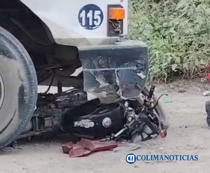 Trailer vs motociclista en la calle Algodones de Tapeixtles