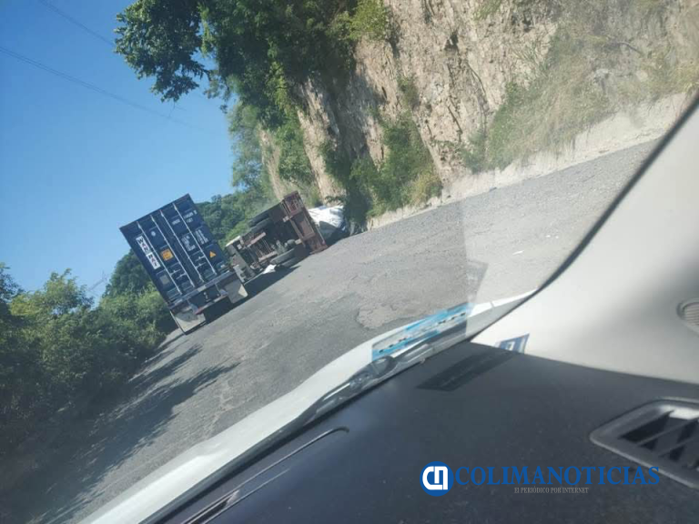 Vuelca tráiler en la lateral de la autopista para salir a El Colomo
