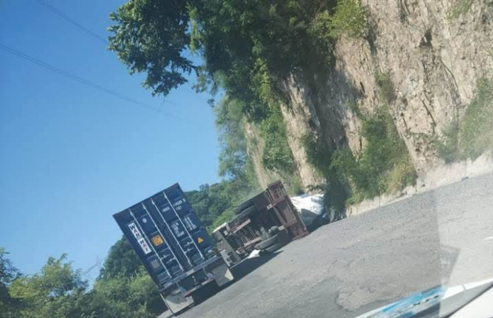 trailer vuelca