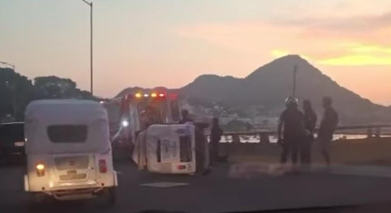 Mototaxi vuelca en el distribuidor vial de San Pedrito