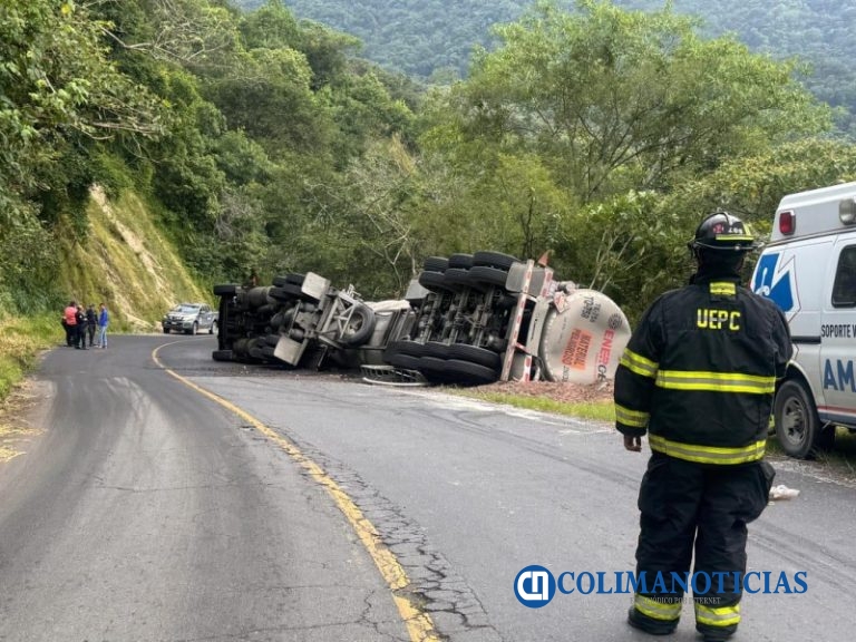 Vuelca pipa con diésel en carretera Villa de Álvarez-Minatitlán; no hay riesgo para la población: PC Colima