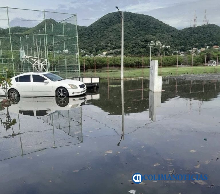 Debido a las altas marejadas en la colonia Alameda, la laguna se salió por las calles