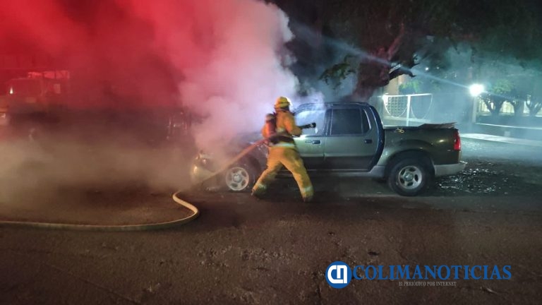Combaten incendio de otro vehículo cerca del hotel Costeño en Colima