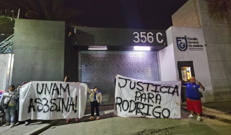 Afición de Cruz Azul protesta en la Fiscalía por la muerte de Rodrigo Mondragón