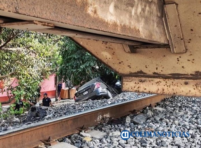 Arrolla el tren a un vehículo que intentó ganarle el paso en Coquimatlán; una mujer y su bebé lesionados