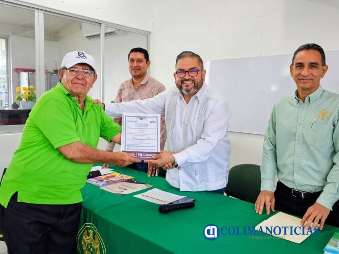 Bachilleres apoyan a que 5 adultos concluyan educación básica_a