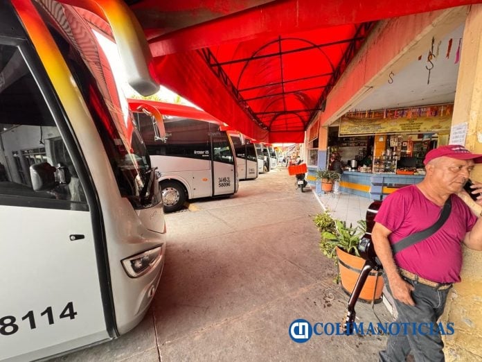 Bloqueo de autopista afectó a usuarios del transporte foráneo; se perdieron citas médicas y vuelos