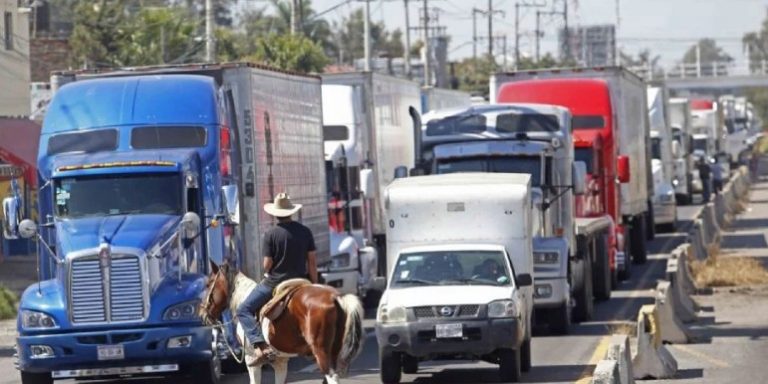 Continúan bloqueadas 33 carreteras del país por movilizaciones de productores agrícolas, dice la SICT