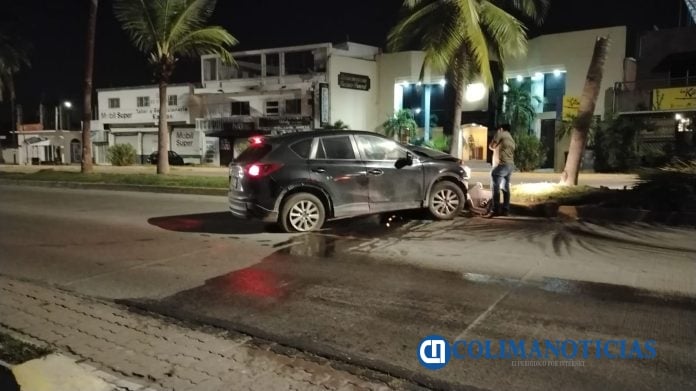 Camioneta derriba una palmera sobre el boulevard Miguel de la Madrid de Manzanillo