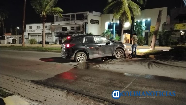 Camioneta derriba una palmera sobre el boulevard Miguel de la Madrid de Manzanillo