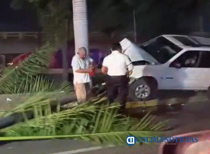 Camioneta se estrella en palmera del boulevard Miguel de la Madrid de Manzanillo