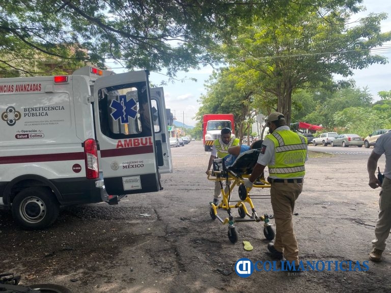 Choca vehículo contra una motocicleta sobre la avenida Gonzalo de Sandoval en Colima; una mujer y un menor lesionados