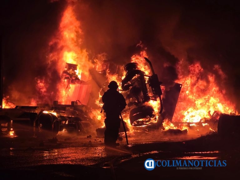Choque de dos tráileres en la autopista Tecomán–Colima a la altura de Loma de Fátima