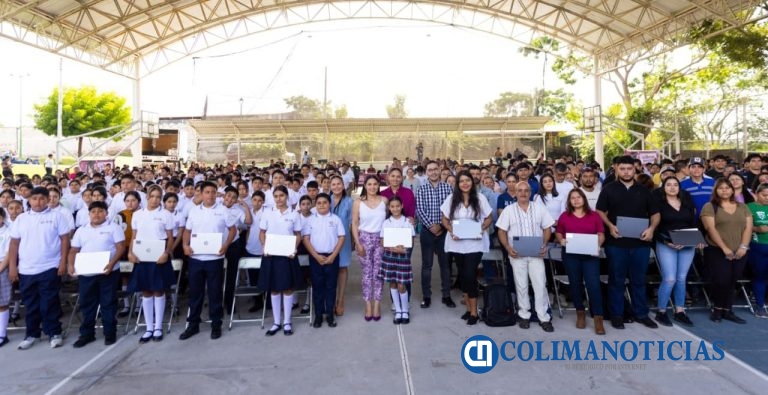 Gobernadora de Colima prosigue la entrega de ColiBecas Computadoras; estudiantes de Comala reciben sus laptops gratuitas