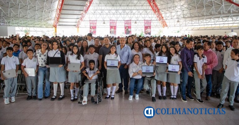 Más de 1,900 estudiantes de secundaria en Villa de Álvarez reciben ColiBecas Computadoras