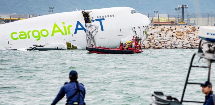 Dos muertos en Hong Kong al salirse de la pista un avión de carga