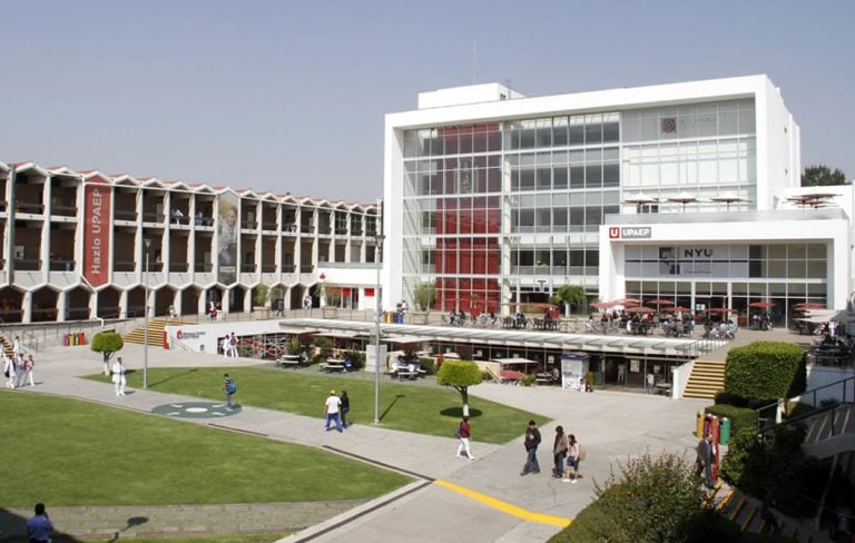 Encuentran restos de bebé en gestación en baño de universidad privada de Puebla