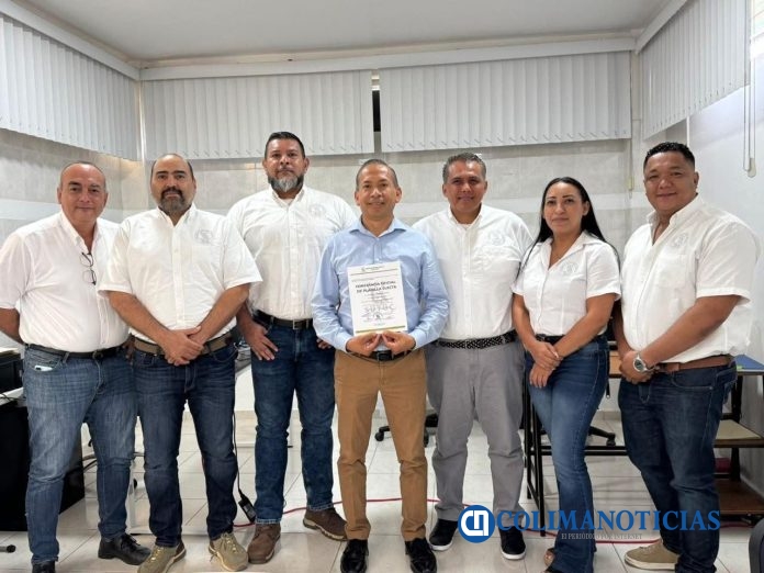 Entrega Comisión Electoral Sindical del SUTUC, constancia de Planilla Electa a Luis Enrique Zamorano (2)