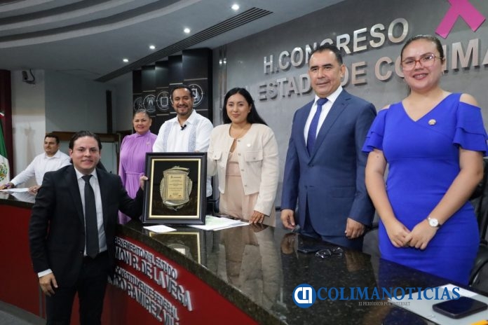 Entrega Congreso a Carlos Alberto Juárez Gámez, la presea al Mérito Médico 2025 (2)