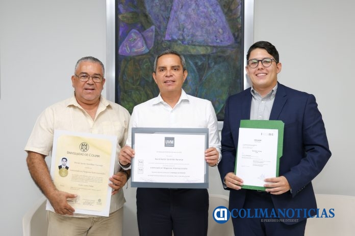 Entrega Rector Títulos de Doble Grado