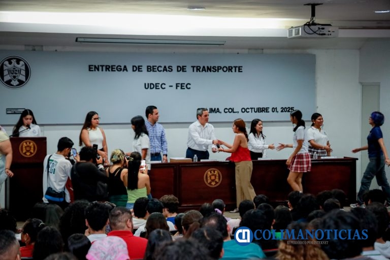 Entregan UdeC y la FEC 300 becas de transportes a estudiantes de varias instituciones