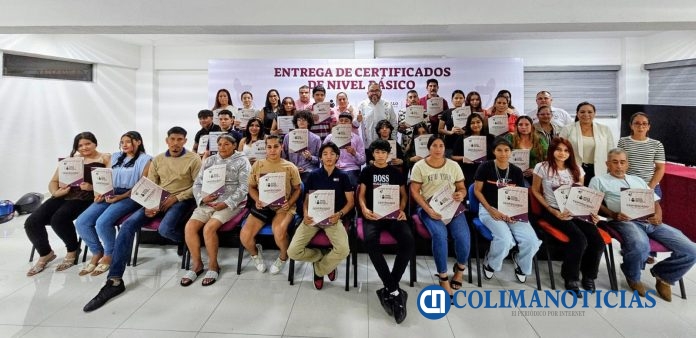 Entregan IEEA 82 certificados de educación básica a personas jóvenes y adultas en Manzanillo (2)