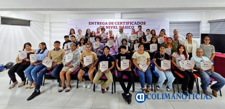 Entregan IEEA 82 certificados de educación básica a personas jóvenes y adultas en Manzanillo
