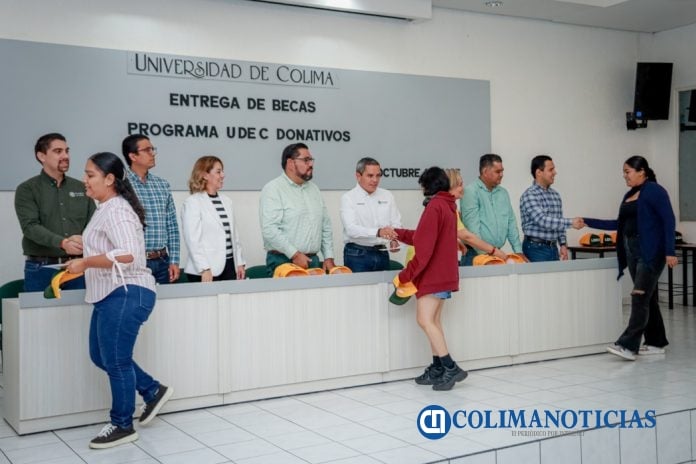 Entregan becas del programa “UdeC Donativos” a 180 estudiantes_f