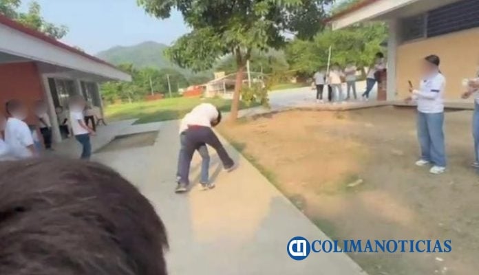 Estudiantes de la secundaria de Terraplena en Manzanillo, graban pleito de compañeros