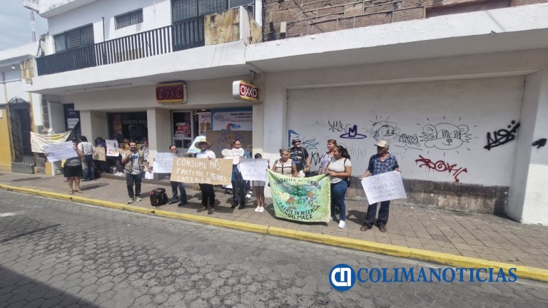 Frente en Defensa del Maíz en Colima protestan para que ¡Cierren los Oxxos y no consumir Coca-Cola!