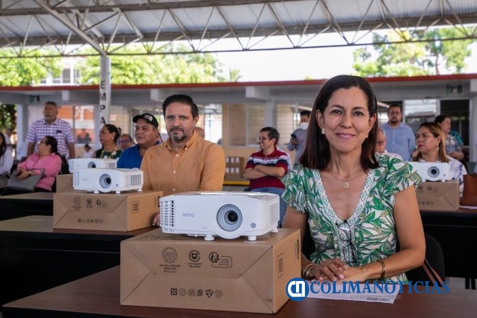 Gobernadora entregó mobiliario a docentes de secundarias de Colima y Villa de Álvarez (2)
