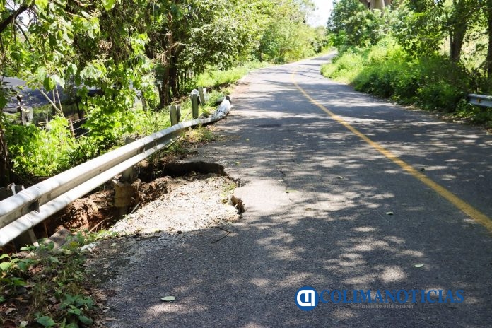 Gobierno del Estado de Colima atiende socavones en diversos tramos carreteros de Manzanillo (2)
