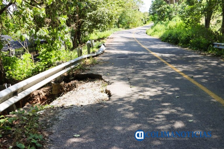 Gobierno del Estado de Colima atiende socavones en diversos tramos carreteros de Manzanillo