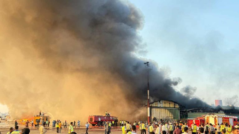 Incendio paraliza el principal aeropuerto de Bangladesh y se suspenden todos los vueltos