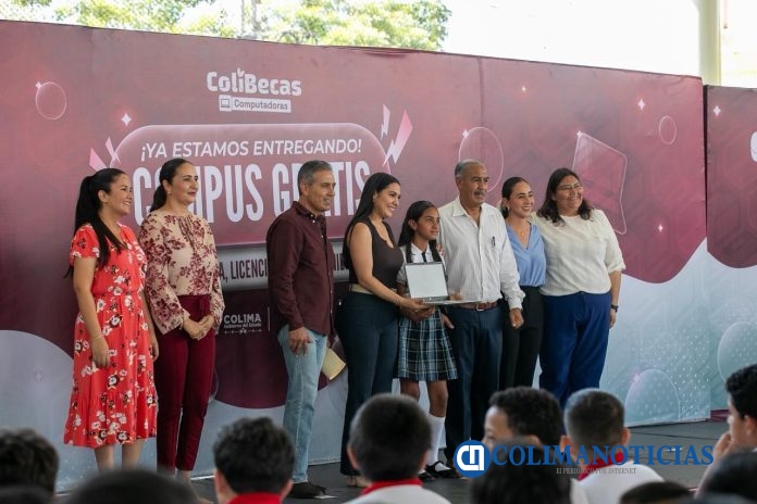Indira Vizcaíno entrega ColiBecas Computadoras Mina (3)