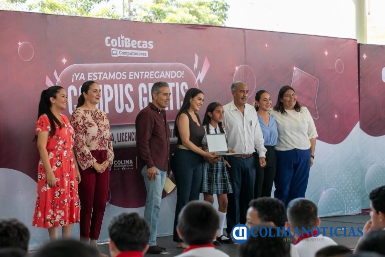 Indira Vizcaíno entrega ColiBecas Computadoras a más de 200 estudiantes de secundaria de Minatitlán