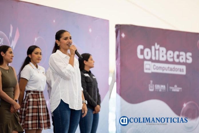 Indira Vizcaíno entregó 2,349 ColiBecas Computadoras a estudiantes de secundaria y nivel profesional en Tecomán (3)