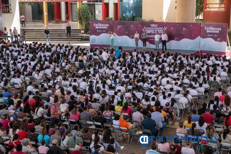 Indira Vizcaíno sigue entregando ColiBecas Computadoras; este lunes la reciben más de 2 mil estudiantes del municipio de Colima