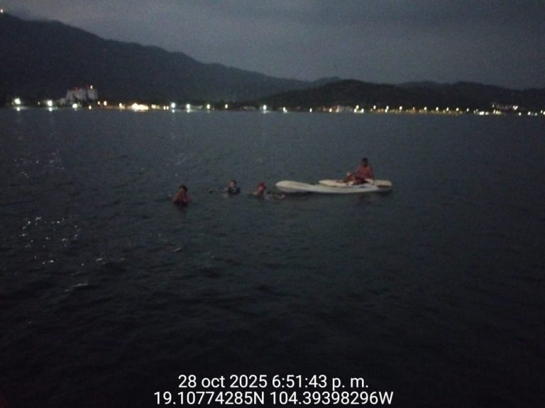 Marina rescata a tres personas en riesgo de ahogamiento en inmediaciones de playa La Boquita, Manzanillo