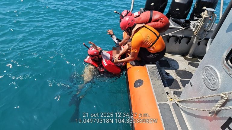 Marina rescata a una persona en inmediaciones de playa “El Viejo” en Manzanillo, Colima
