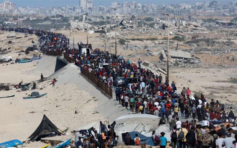 Miles de palestinos regresan al norte de Gaza tras la entrada en vigor del alto el fuego