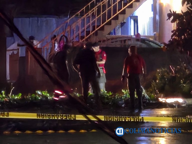 Árboles, postes y cables caídos, así como vehículos varados dejaron las lluvias en Manzanillo