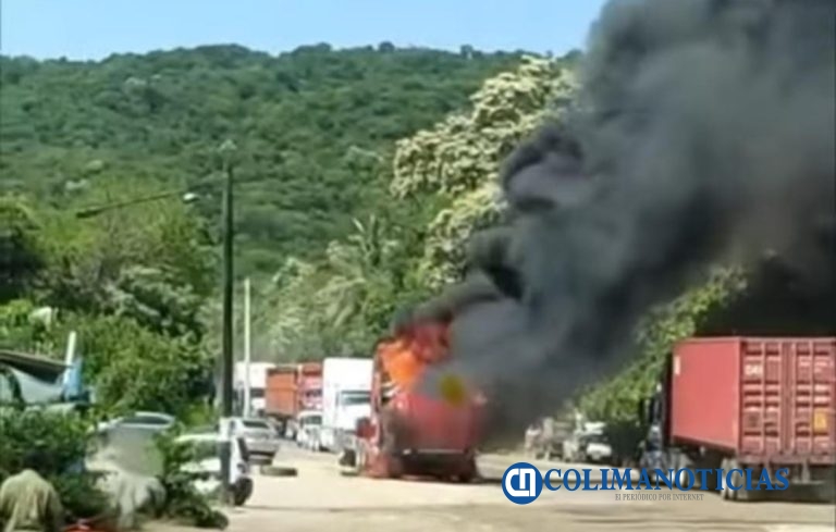 Se incendia un tractocamión en el libramiento El Colomo