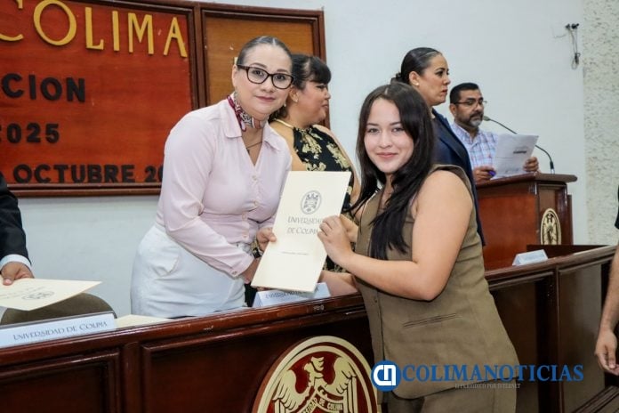 Se titulan 63 egresados del Bachillerato 20, en Tecomán